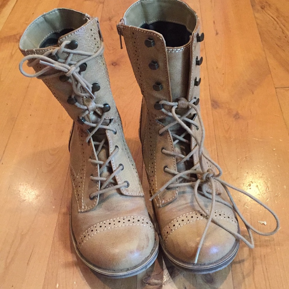 Boots, tan